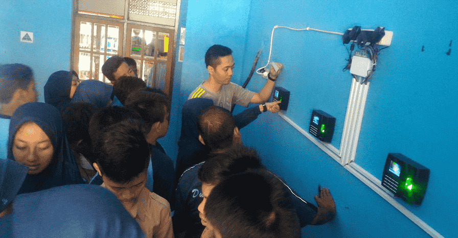 Siswa Antre Absensi Sidik Jari
